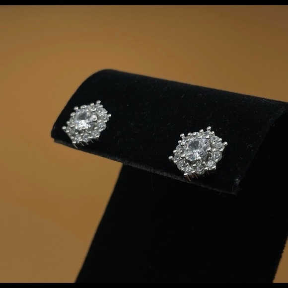 925 Sterling Silver Diamond Halo Starburst‎ Snowflake Elegant Stud Earrings - Picture 8 of 11